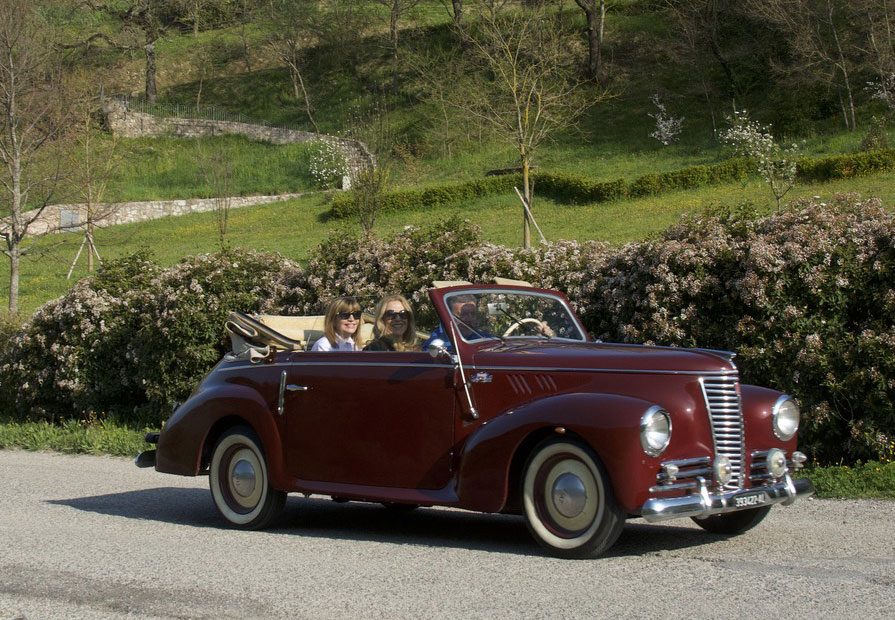il-vincitore-marco-Tomasselli-su-Fiat-1100-cabriolet-del-1947_2