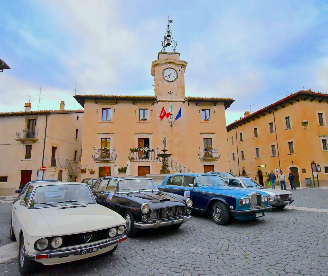 Auto storiche nella Piazza del Comune di Pescocostanzo