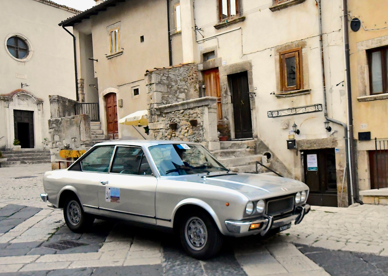 Fiat 124 coupè 1800 di Agostino Barbati nel centro storico di Pescocostanzo