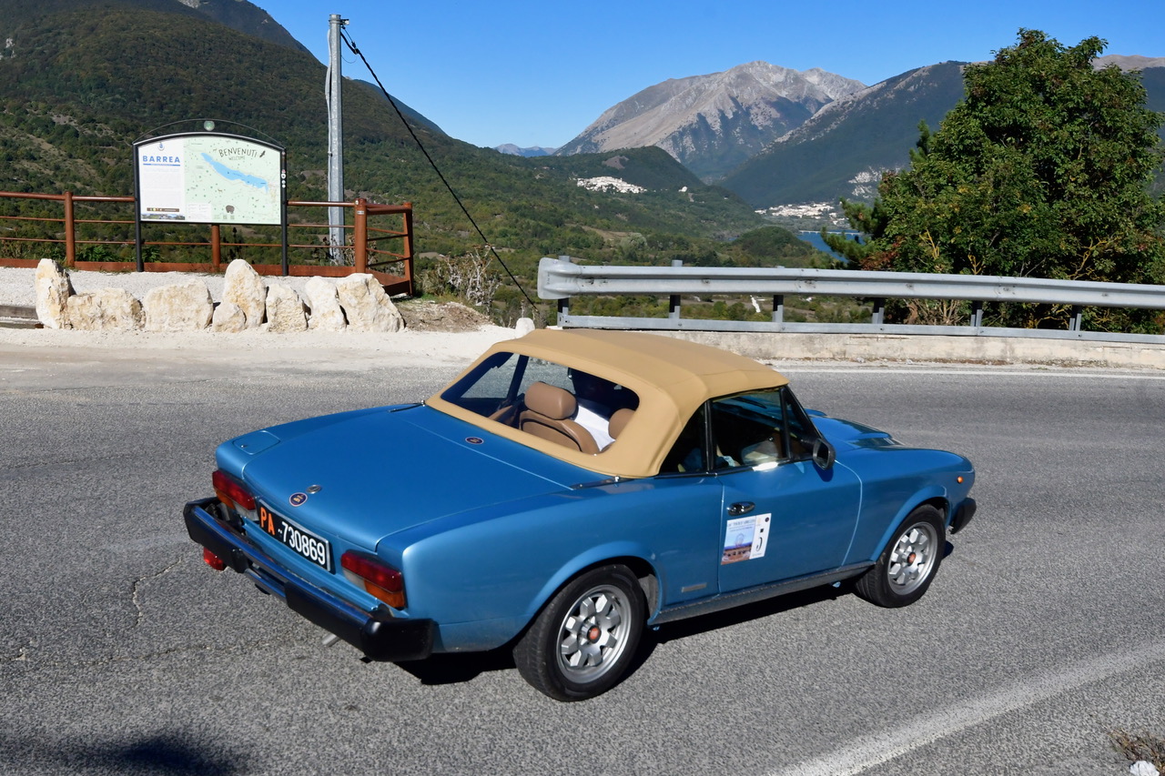 Francesco Gattuso al volante della sua Fiat 124 spider Pininfarina a Barrea