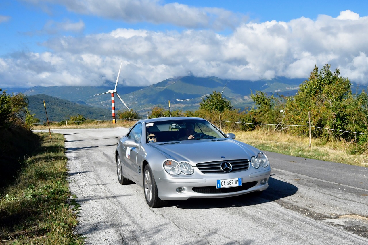 Luigi Cafasi al volante della sua Mercedes 500 SL