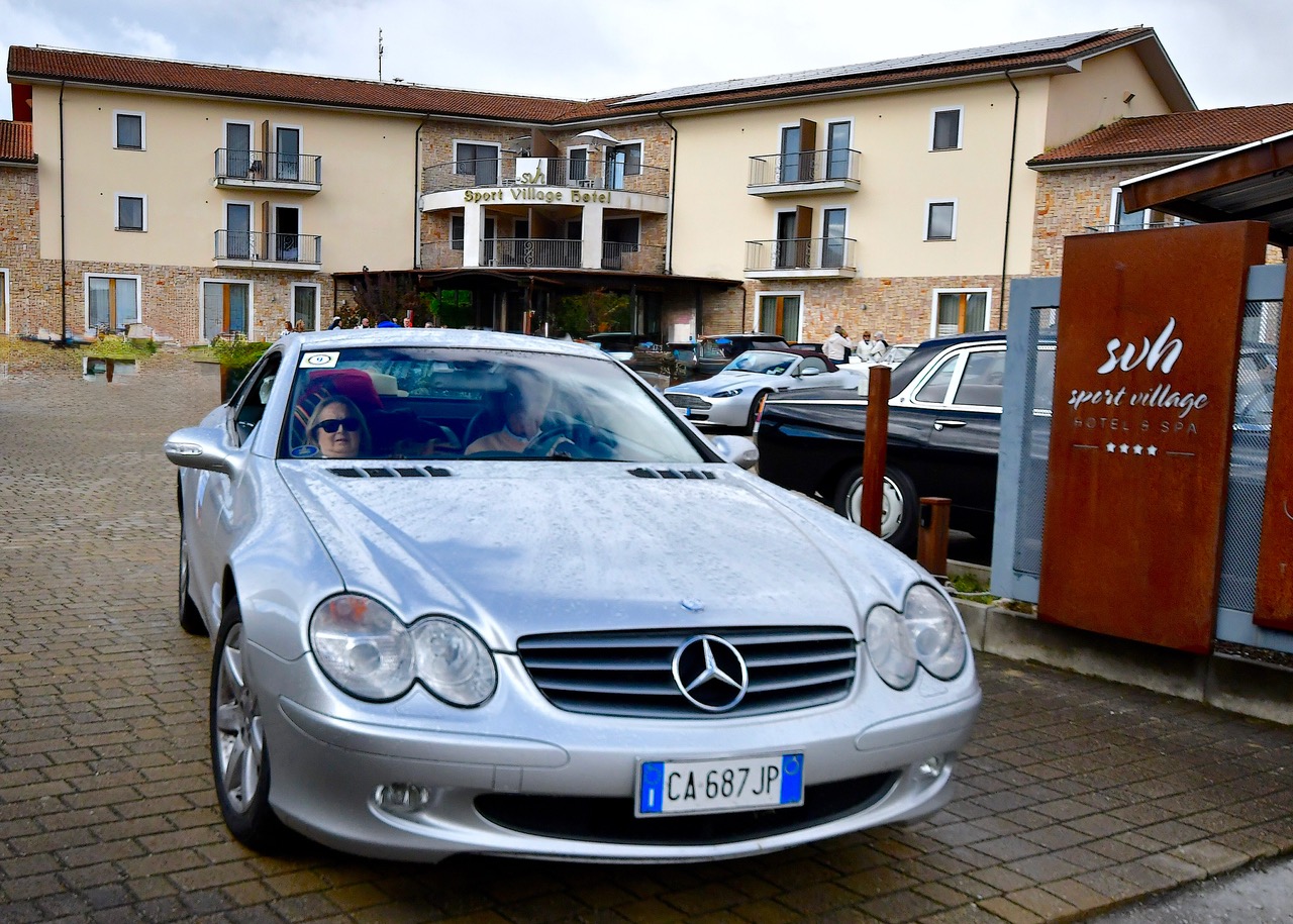 Una Mercedes 500 SL all’uscita dallo Sport Village di Castel di Sangro